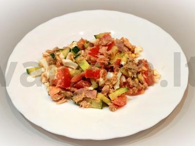 "Sultingos" šviežių daržovių salotos su tunu ir kiaušiniu pagrindine nuotrauka