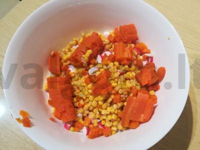 Salotos "Švelnumas" su krabų lazdelėmis ir daržovėmis Žingsnis 3