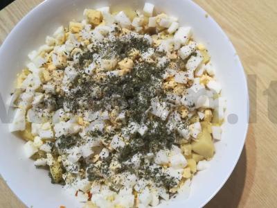 Salotos "Švelnumas" su krabų lazdelėmis ir daržovėmis Žingsnis 4