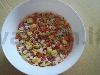 Salotos "Švelnumas" su krabų lazdelėmis ir daržovėmis Žingsnis 5