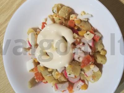 Salotos "Švelnumas" su krabų lazdelėmis ir daržovėmis pagrindine nuotrauka