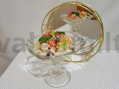 Vaisių salotos su riešutais pagrindine nuotrauka