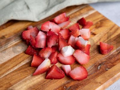 Bulvių košės su šaldytomis mėlynėmis ir braškėmis receptas Žingsnis 1