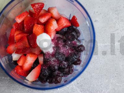 Bulvių košės su šaldytomis mėlynėmis ir braškėmis receptas Žingsnis 2