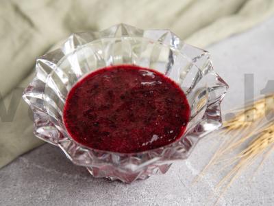 Bulvių košės su šaldytomis mėlynėmis ir braškėmis receptas pagrindine nuotrauka