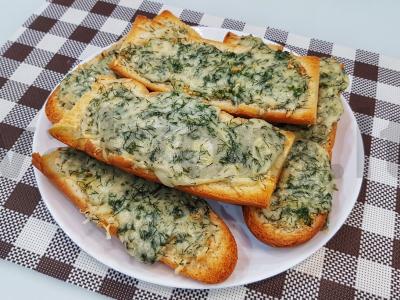 Bagetė su sūriu, česnakais ir krapais pagrindine nuotrauka