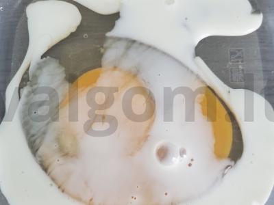 Sotus omletas mikrobangų krosnelėje. Žingsnis 2
