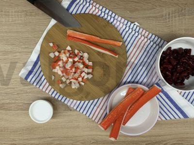 Salotos su krabų lazdelėmis, saldžiąja paprika ir pupelėmis Žingsnis 2