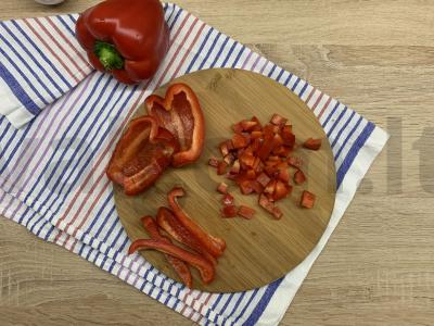 Salotos su krabų lazdelėmis, saldžiąja paprika ir pupelėmis Žingsnis 3