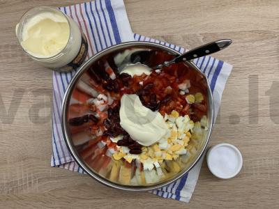 Salotos su krabų lazdelėmis, saldžiąja paprika ir pupelėmis Žingsnis 5