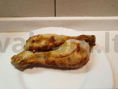 Kepta vištiena su padažu pagrindine nuotrauka