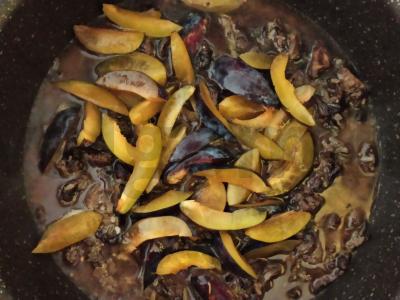 Kepta vištiena su ryžiais, grybais ir džiovintomis slyvomis Žingsnis 3