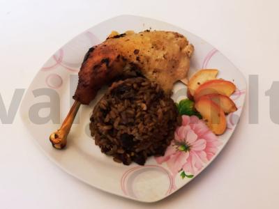 Kepta vištiena su ryžiais, grybais ir džiovintomis slyvomis pagrindine nuotrauka