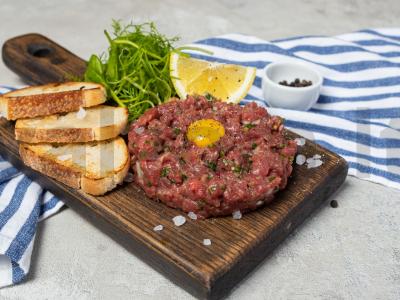 Klasikinis jautienos tartaras. pagrindine nuotrauka