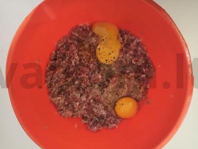 Tinginių įdaryti kopūstai, virti kiaušiniai ir žolelės Žingsnis 1