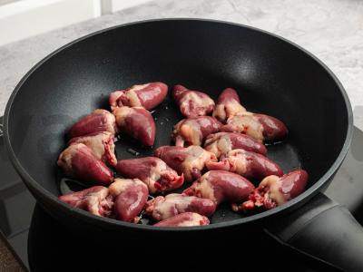 Šiltos salotos su vištienos širdelėmis ir sojų padažu Žingsnis 2