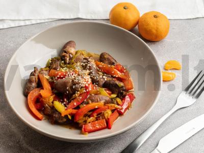 Šiltos salotos su vištienos širdelėmis ir sojų padažu pagrindine nuotrauka