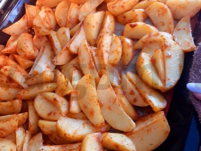 Skanios kaimiškos bulvės su paprika ir padažu Žingsnis 1