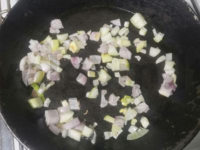 Makaronai su vištienos krūtinėle ir keptais svogūnais Žingsnis 1