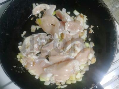 Makaronai su vištienos krūtinėle ir keptais svogūnais Žingsnis 2