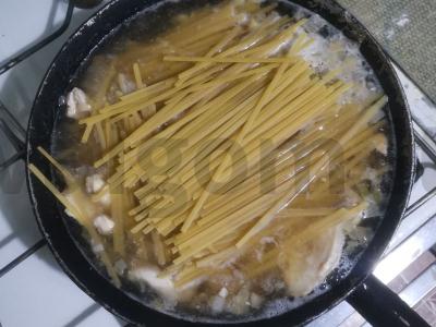 Makaronai su vištienos krūtinėle ir keptais svogūnais Žingsnis 4