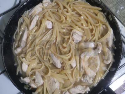 Makaronai su vištienos krūtinėle ir keptais svogūnais pagrindine nuotrauka