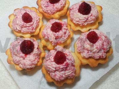Naminiai uogų kremo keksiukai pagrindine nuotrauka