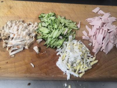 Pikniko salotos su vištienos krūtinėle ir kumpiu Žingsnis 1