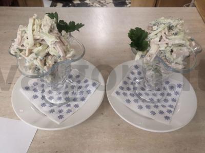 Pikniko salotos su vištienos krūtinėle ir kumpiu pagrindine nuotrauka