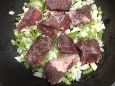 Guliašas su virtomis bulvėmis Žingsnis 1