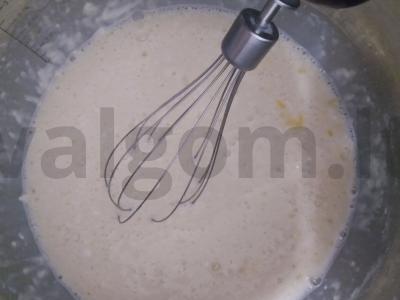 Paprastas pyragas su kremu, braškėmis ir šokoladu Žingsnis 2