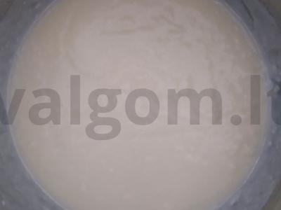 Paprastas pyragas su kremu, braškėmis ir šokoladu Žingsnis 3