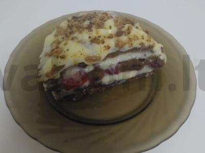 Paprastas pyragas su kremu, braškėmis ir šokoladu pagrindine nuotrauka