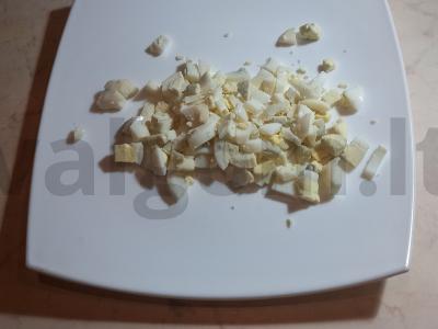 Ryžių salotos su šprotais pomidoruose, marinuotais agurkais ir kiaušiniu Žingsnis 1