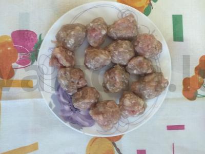 Gausi sriuba su mėsos kukuliais, daržovėmis ir vermišeliais Žingsnis 1