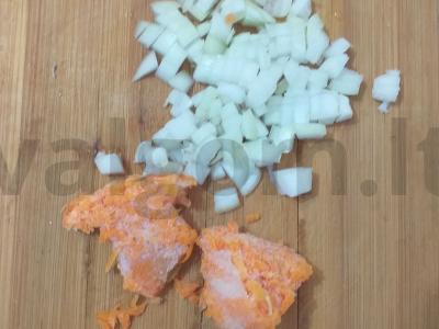Gausi sriuba su mėsos kukuliais, daržovėmis ir vermišeliais Žingsnis 2