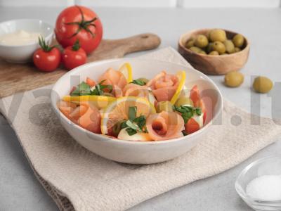 Žuvies salotos su alyvuogėmis pagrindine nuotrauka