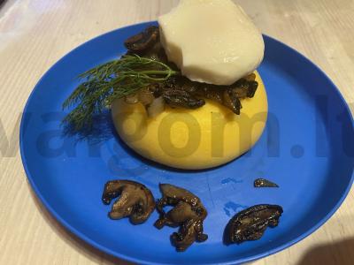 Polenta su grybais ir troškintu kiaušiniu pagrindine nuotrauka