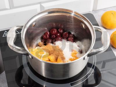 Šaldyta vyšnių, mandarinų ir cinamono uogienė Žingsnis 2