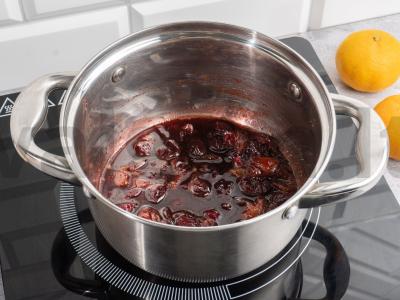 Šaldyta vyšnių, mandarinų ir cinamono uogienė Žingsnis 3