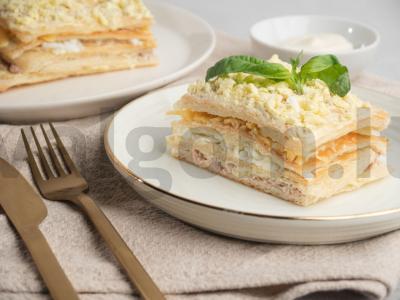 Žuvies salotos su sluoksniuota tešla pagrindine nuotrauka