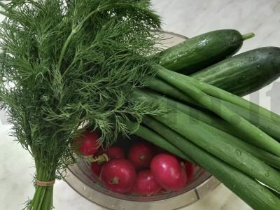 Daržovių vasaros salotos su ridikėliais ir žalumynais Žingsnis 1