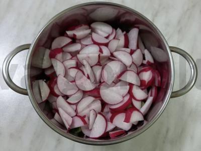 Daržovių vasaros salotos su ridikėliais ir žalumynais Žingsnis 3