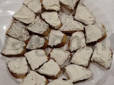 Brusketos su varške ir saulėje džiovintais pomidorais Žingsnis 5