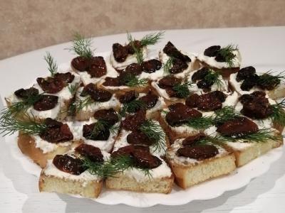 Brusketos su varške ir saulėje džiovintais pomidorais pagrindine nuotrauka