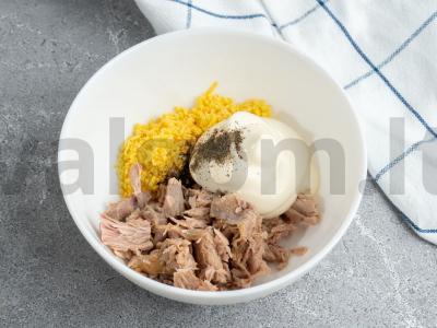 Įdaryti kiaušiniai su konservuotu tunu Žingsnis 1