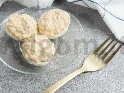 Įdaryti kiaušiniai su konservuotu tunu pagrindine nuotrauka