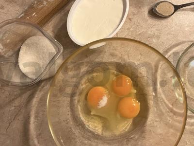 Cinnabon mėgstamiausios cinamono bandelės su varškės kremu Žingsnis 1