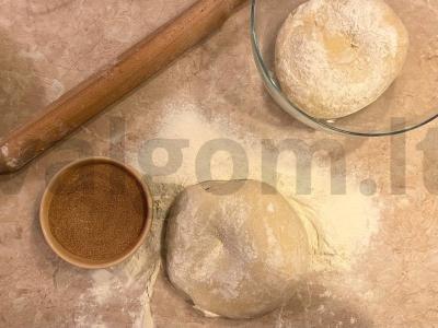 Cinnabon mėgstamiausios cinamono bandelės su varškės kremu Žingsnis 4