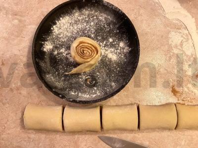 Cinnabon mėgstamiausios cinamono bandelės su varškės kremu Žingsnis 7